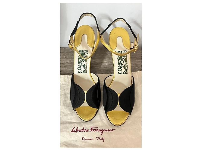 Salvatore Ferragamo Sandali con Tacco in Pelle Nera e Oro - vista 2
