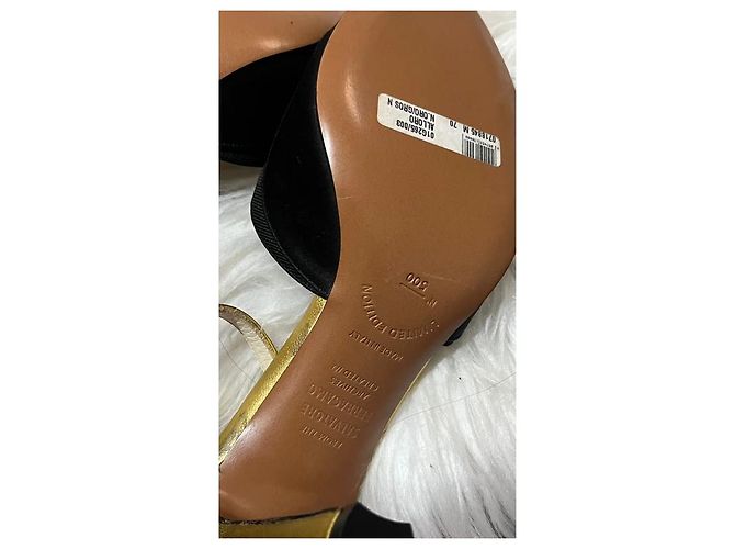 Salvatore Ferragamo Sandali con Tacco in Pelle Nera e Oro - vista 3