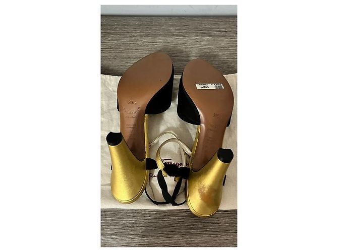 Salvatore Ferragamo Sandali con Tacco in Pelle Nera e Oro - vista 4