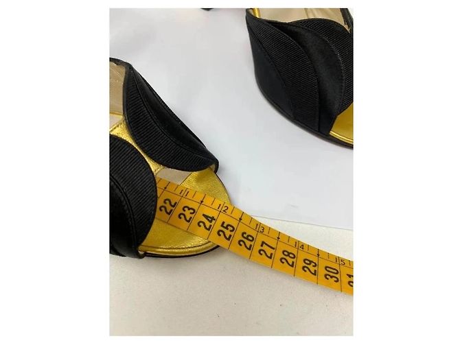 Salvatore Ferragamo Sandali con Tacco in Pelle Nera e Oro - vista 6