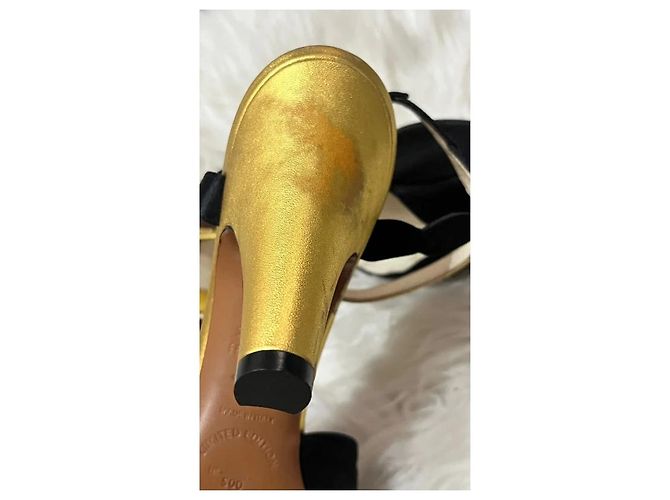 Salvatore Ferragamo Sandali con Tacco in Pelle Nera e Oro - vista 8