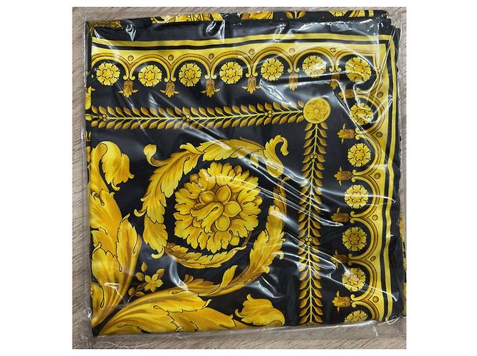 Foulard in seta Gianni Versace Barocco Nero D'oro - vista 4