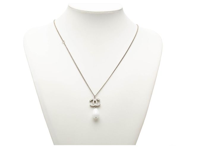 Chanel Silber CC Messing Kunstperlen-Anhänger-Halskette - Ansicht 5