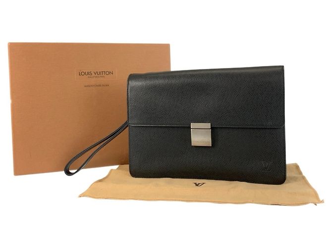 Clutch Selenga in pelle Taiga Louis Vuitton Nero - vista 9