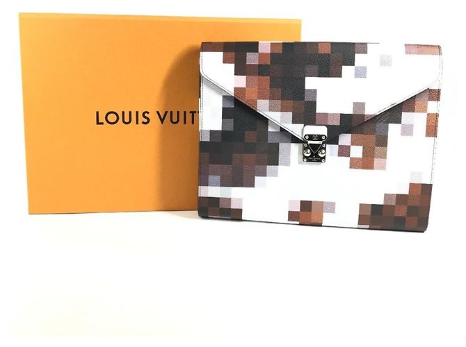 Clutch in pelle marrone Louis Vuitton - vista 14