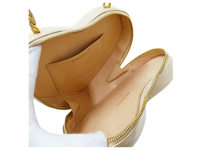 Borsa Vanity Chanel Matelassé Enamel Heart Beige - vista 5