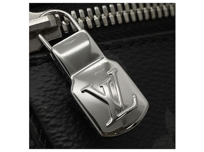 Louis Vuitton Monogram Eclipse Taiga Bumbag Nero Monogramma - vista 11