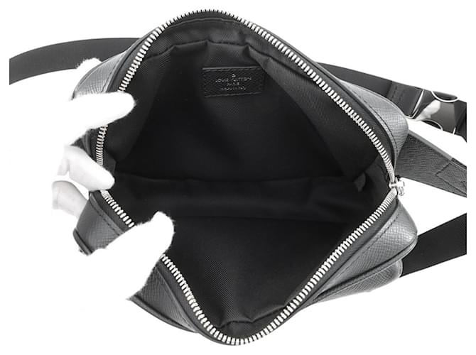 Louis Vuitton Monogram Eclipse Taiga Bumbag Nero Monogramma - vista 5