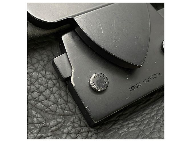 Borsa a tracolla Louis Vuitton Monogram Taurillon S Cape Nero - vista 10