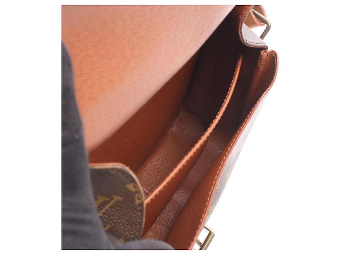 Bolsa de Ombro Louis Vuitton Monogram Cartouchiere MM Marrom Monograma - vista 3