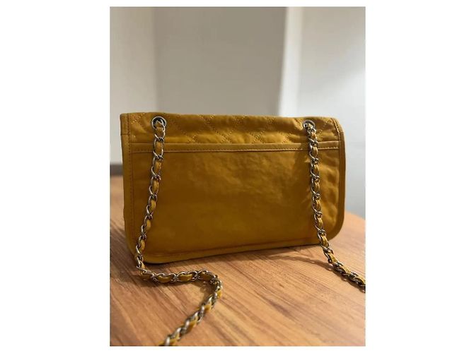 Borsa Chanel Natural Beauty Flap in nubuck giallo - vista 2