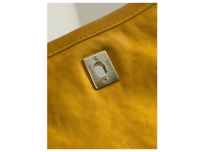 Borsa Chanel Natural Beauty Flap in nubuck giallo - vista 3