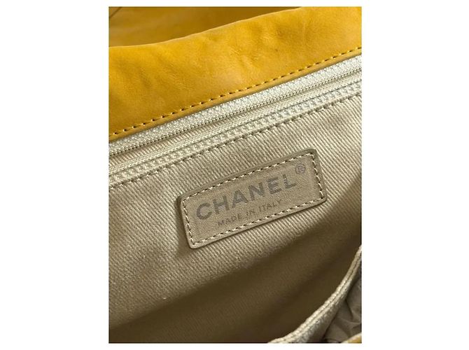 Borsa Chanel Natural Beauty Flap in nubuck giallo - vista 4
