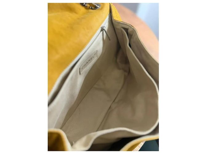 Borsa Chanel Natural Beauty Flap in nubuck giallo - vista 6