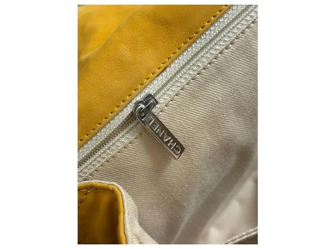 Borsa Chanel Natural Beauty Flap in nubuck giallo - vista 7