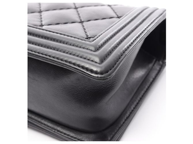 Borsa a tracolla Boy di Chanel in agnello nero - vista 12