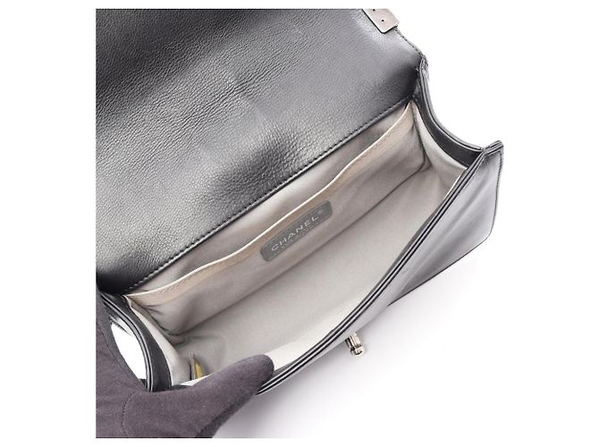 Borsa a tracolla Boy di Chanel in agnello nero - vista 3
