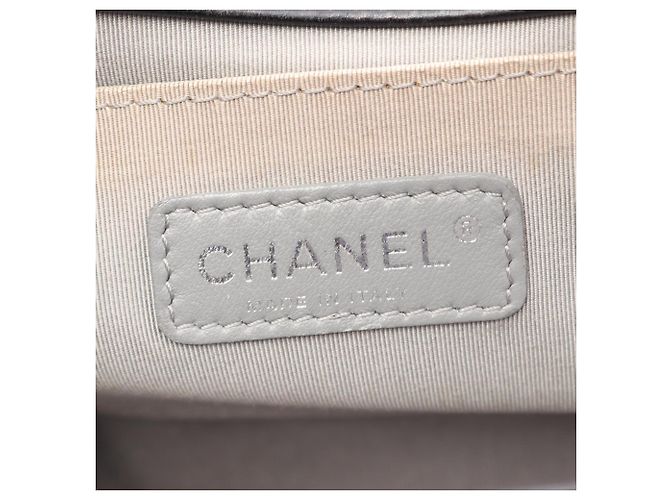 Borsa a tracolla Boy di Chanel in agnello nero - vista 4
