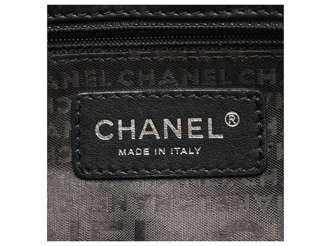 Timeless Borsa a tracolla Chanel Matelassé con logo Coco in rilievo Nero - vista 4