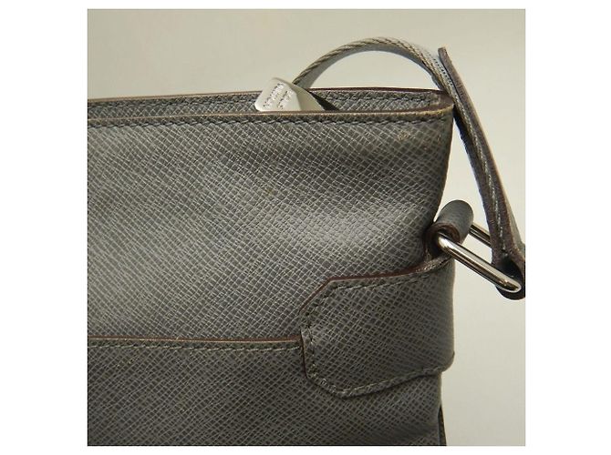 Borsa a Spalla Louis Vuitton Taiga Sasha - vista 10