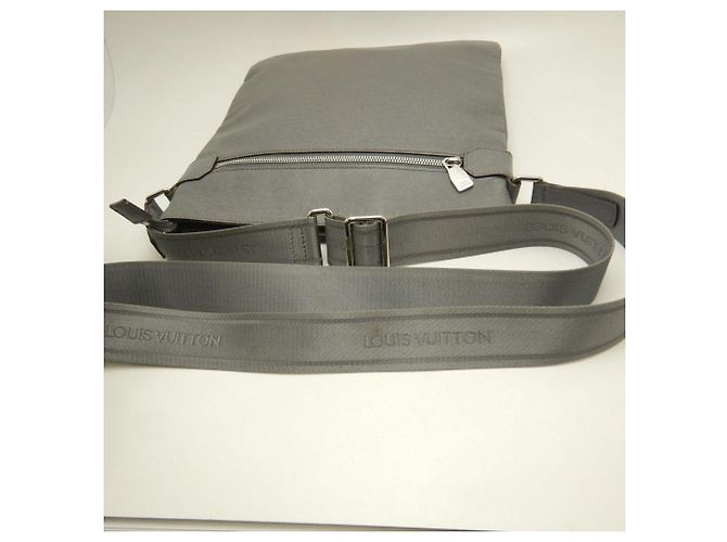 Borsa a Spalla Louis Vuitton Taiga Sasha - vista 3