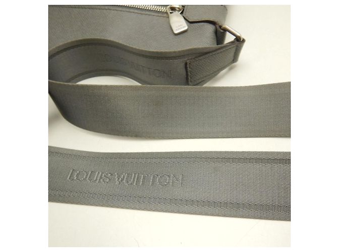 Borsa a Spalla Louis Vuitton Taiga Sasha - vista 8