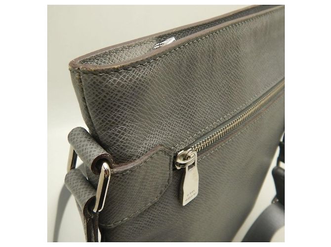 Borsa a Spalla Louis Vuitton Taiga Sasha - vista 9