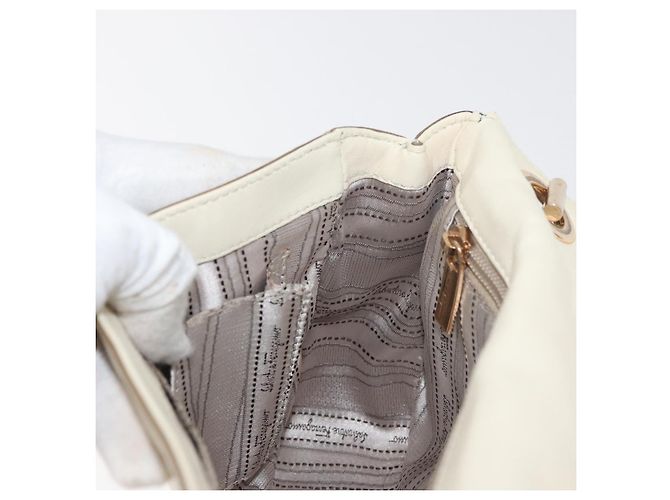 Borsa a Spalla Salvatore Ferragamo Gancini in Pelle Bianco Oro Auth BA13137 D'oro - vista 19