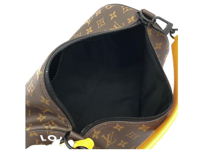 Borsa a tracolla Louis Vuitton Monogram Macassar Soft Polochon Marrone D'oro - vista 8