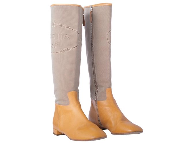 Prada Reitstiefel aus beigem Canvas und Kamelleder mit Logo - Ansicht 2