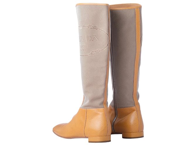 Prada Reitstiefel aus beigem Canvas und Kamelleder mit Logo - Ansicht 3