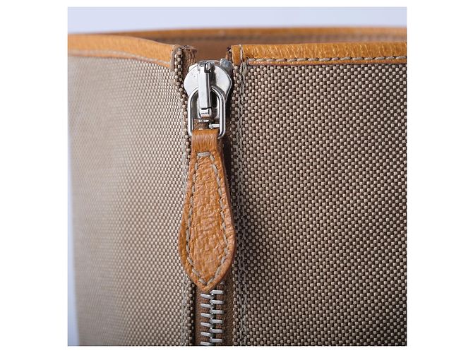 Prada Reitstiefel aus beigem Canvas und Kamelleder mit Logo - Ansicht 4