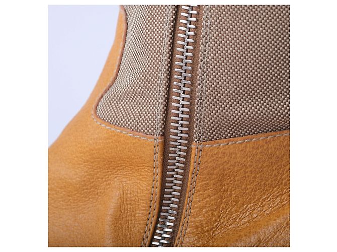 Prada Reitstiefel aus beigem Canvas und Kamelleder mit Logo - Ansicht 6