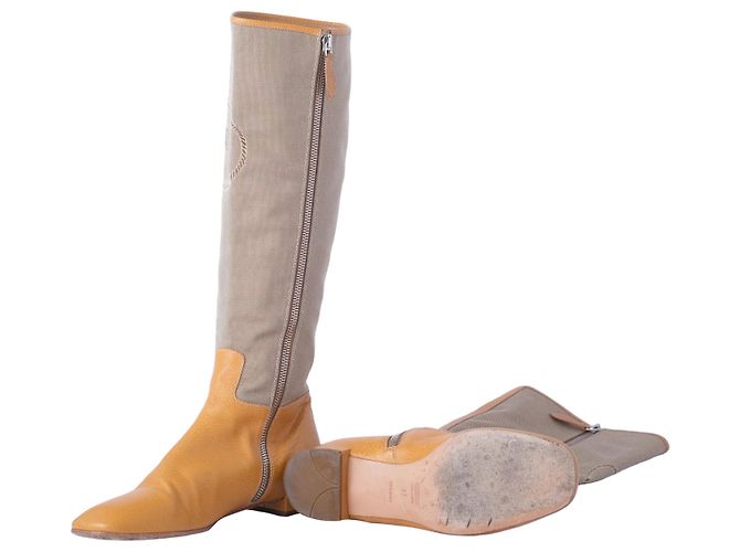 Prada Reitstiefel aus beigem Canvas und Kamelleder mit Logo - Ansicht 7