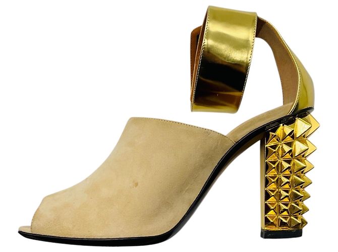 Sandali con tacco block in scamosciato e pelle con borchie beige / oro Fendi - vista 3
