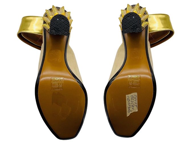 Sandali con tacco block in scamosciato e pelle con borchie beige / oro Fendi - vista 6
