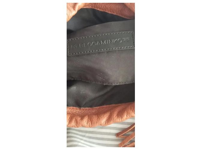 Rebecca Minkoff Borsa a secchiello in pelle marrone con frange - vista 2