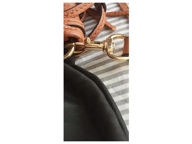 Rebecca Minkoff Borsa a secchiello in pelle marrone con frange - vista 3