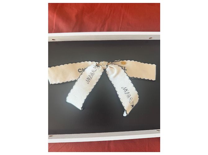 Broche Ruban en Soie Blanche Chanel - vue 6