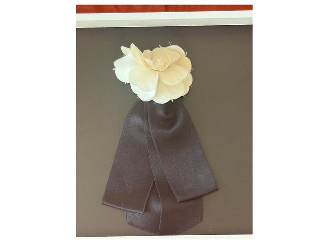 Spilla Chanel Camelia in tessuto crema e nastro di seta nero Crudo - vista 2