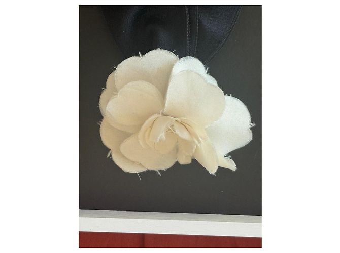 Spilla Chanel Camelia in tessuto crema e nastro di seta nero Crudo - vista 3
