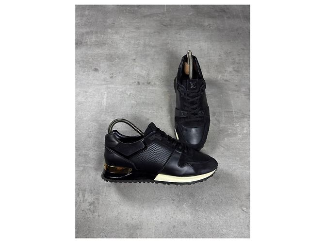 Sneakers Louis Vuitton Run Away in Pelle e Camoscio Nero e Oro D'oro - vista 3
