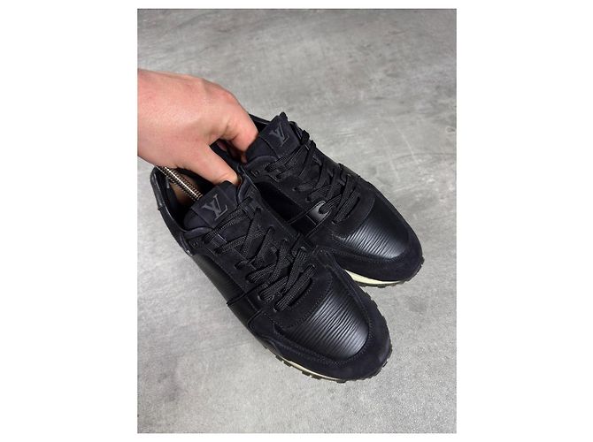 Sneakers Louis Vuitton Run Away in Pelle e Camoscio Nero e Oro D'oro - vista 4