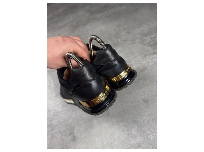 Sneakers Louis Vuitton Run Away in Pelle e Camoscio Nero e Oro D'oro - vista 5