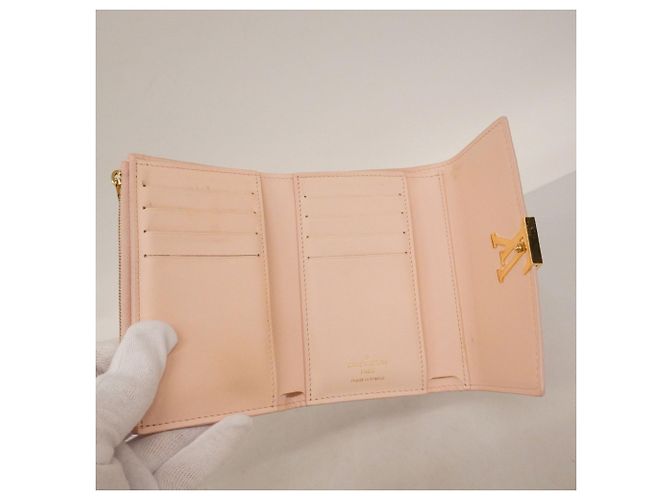 Capucines Louis Vuitton Tri-fold Wallet Pink - Ansicht 3