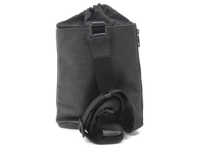 Borsa a tracolla Louis Vuitton Monogram Shadow Nero - vista 2