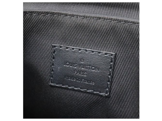 Borsa a tracolla Louis Vuitton Taurillon Christopher XS Nero - vista 8