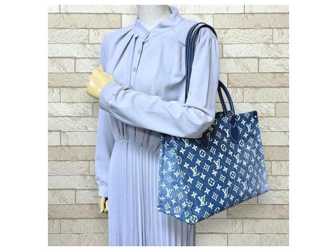 Borsa a tracolla Louis Vuitton OnTheGo MM Monogram Jacquard Denim Blu navy - vista 2