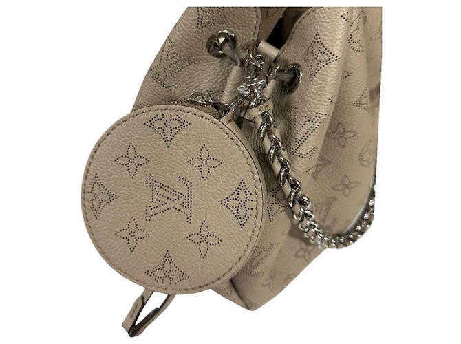Borsa a Spalla Louis Vuitton Bella Monogram Mahina Beige - vista 10