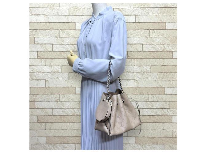 Borsa a Spalla Louis Vuitton Bella Monogram Mahina Beige - vista 2